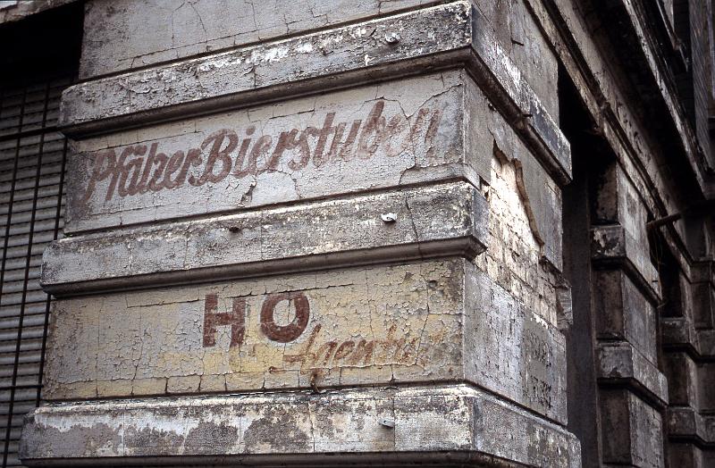 Halle, Robert-Franz-Ring-Ecke Tuchrähmen, 28.4.1998.jpg - Pfälzer Bierstuben - HO - Agentur